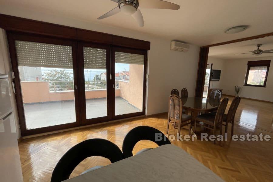 Lägenhetshus med havsutsikt