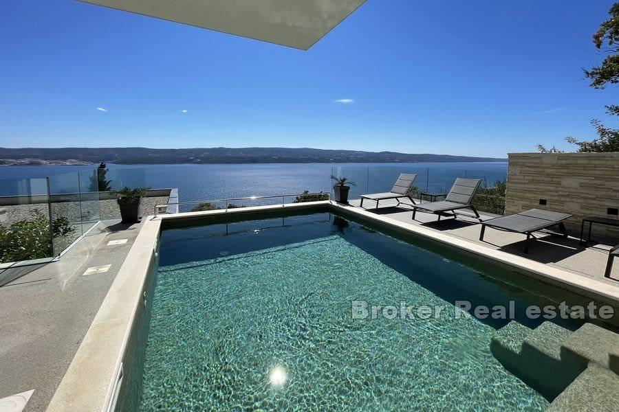 Villa mit Pool und offenem Meerblick