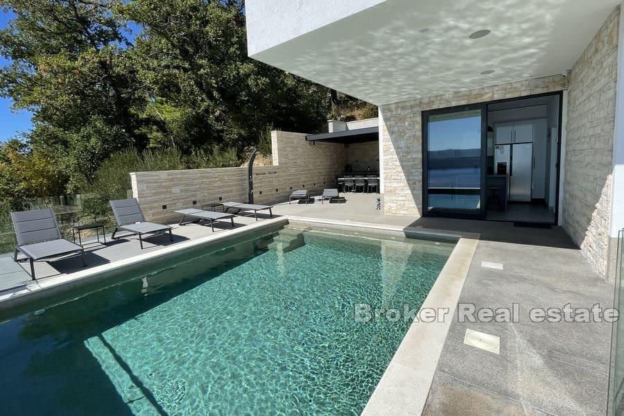 Villa mit Pool und offenem Meerblick