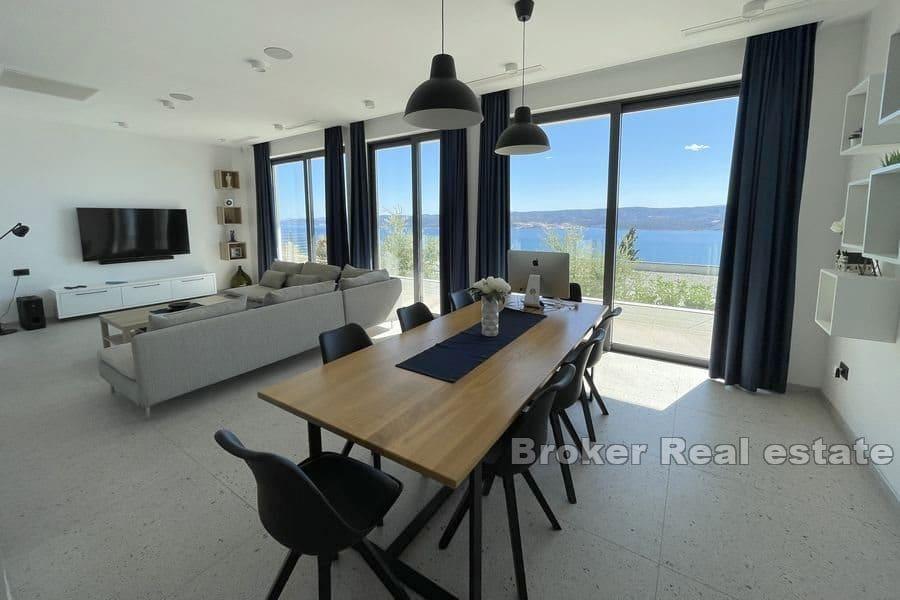 Villa mit Pool und offenem Meerblick