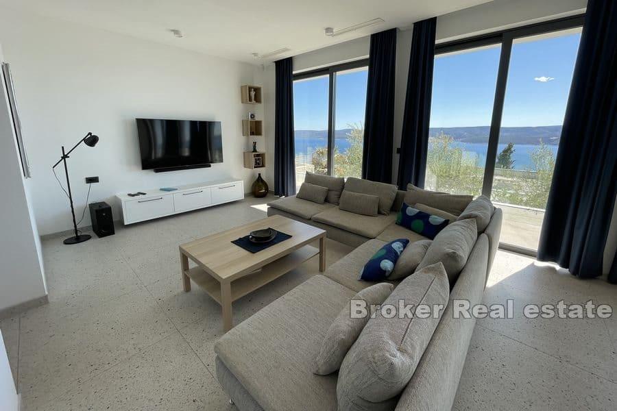 Villa mit Pool und offenem Meerblick