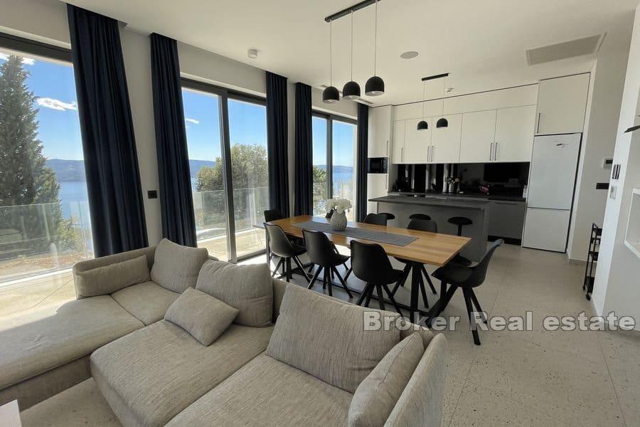 Villa mit Pool und offenem Meerblick