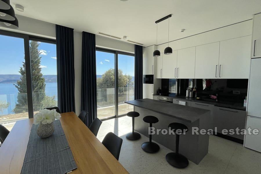 Villa mit Pool und offenem Meerblick