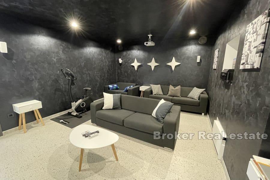 Willa z basenem i widokiem na otwarte morze