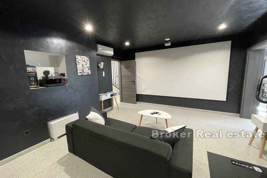 Villa mit Pool und offenem Meerblick