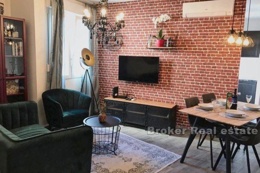 Novorenovirani apartman u centru grada