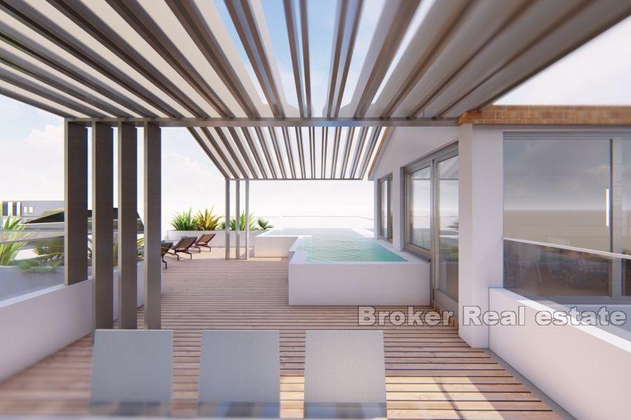 Eine im Bau befindliche Villa mit Meerblick