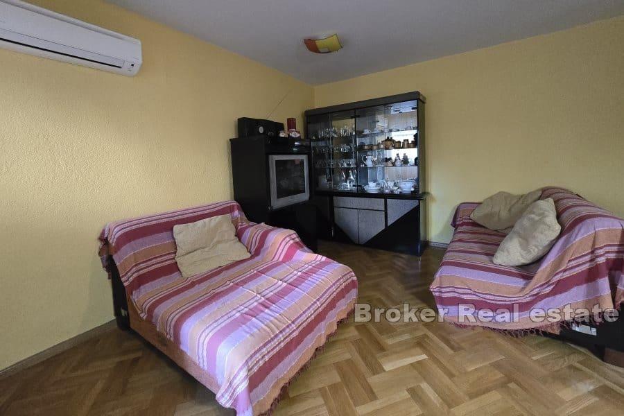 Trosoban stan s djelomičnim pogledom na more