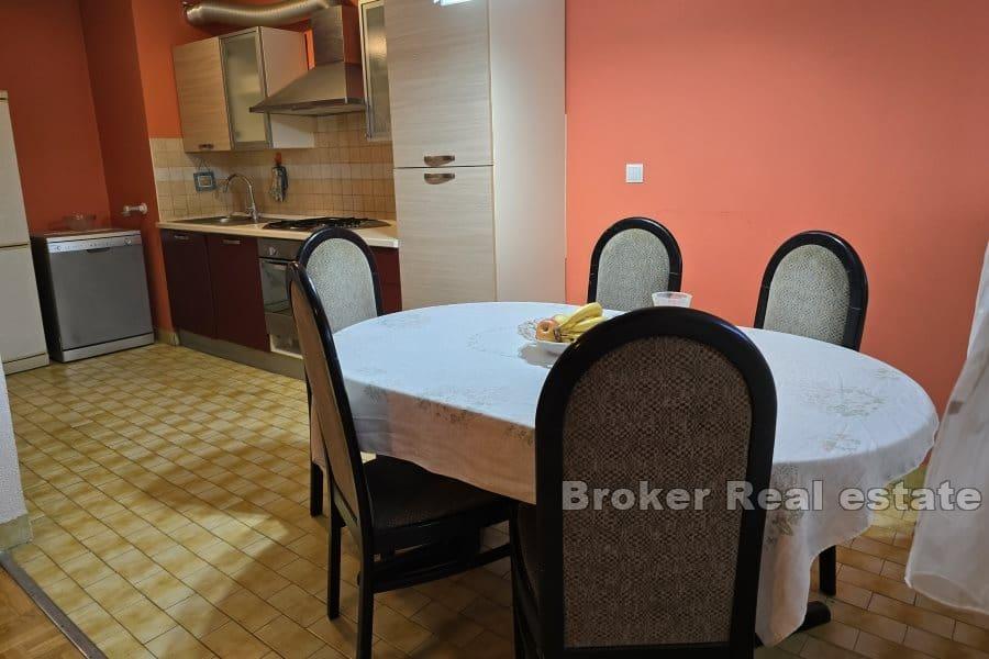 Apartment mit drei Schlafzimmern und teilweisem Meerblick