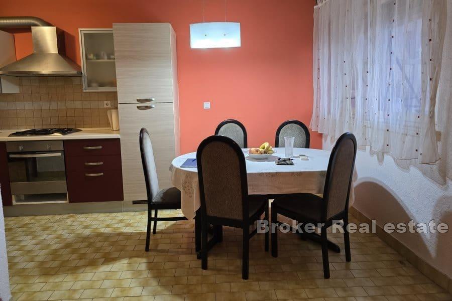 Apartment mit drei Schlafzimmern und teilweisem Meerblick