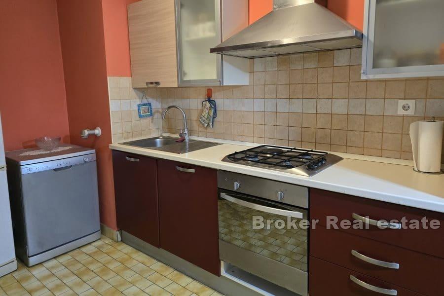 Apartament z trzema sypialniami i częściowym widokiem na morze
