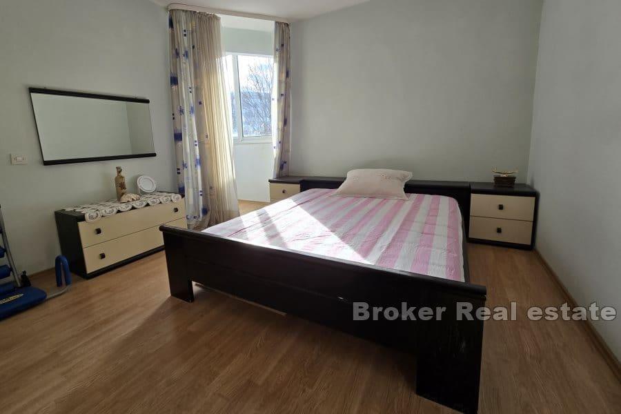 Apartment mit drei Schlafzimmern und teilweisem Meerblick