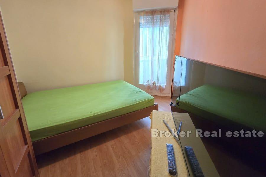 Apartment mit drei Schlafzimmern und teilweisem Meerblick