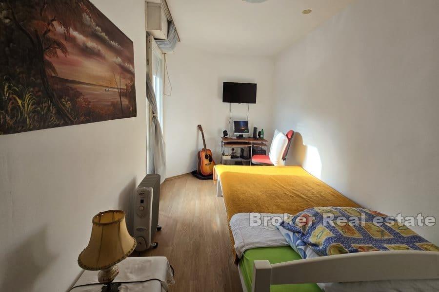 Apartment mit drei Schlafzimmern und teilweisem Meerblick