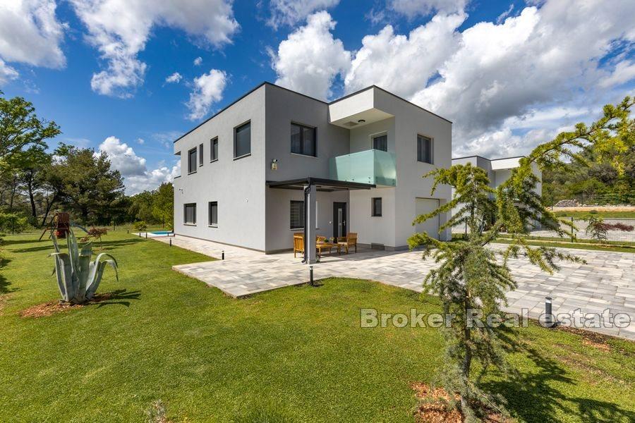Modernes Haus mit Pool