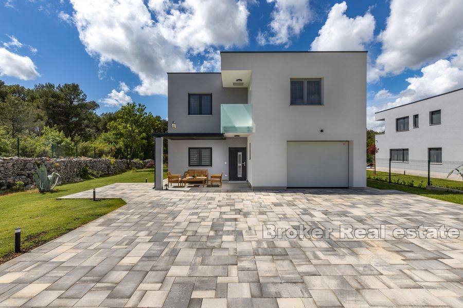 Modernt hus med pool