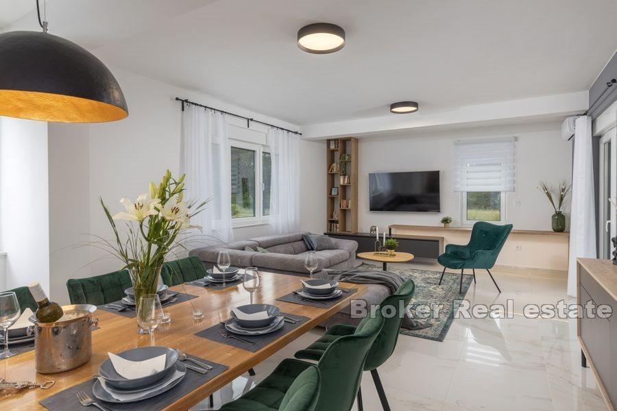 Moderne hus med basseng