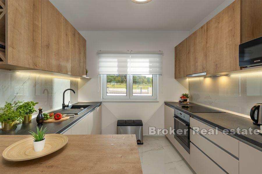 Moderne hus med basseng