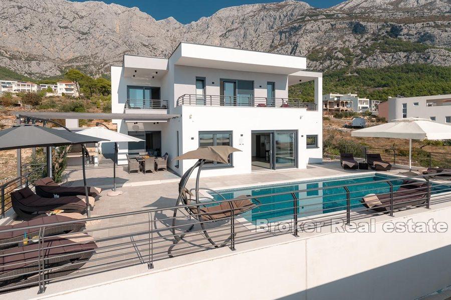 Villa med basseng og havutsikt