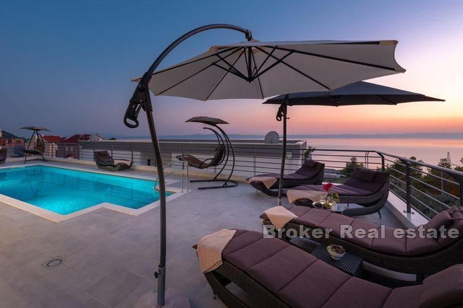 Villa con piscina e vista mare