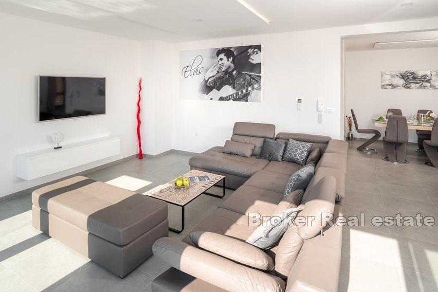 Villa con piscina e vista mare