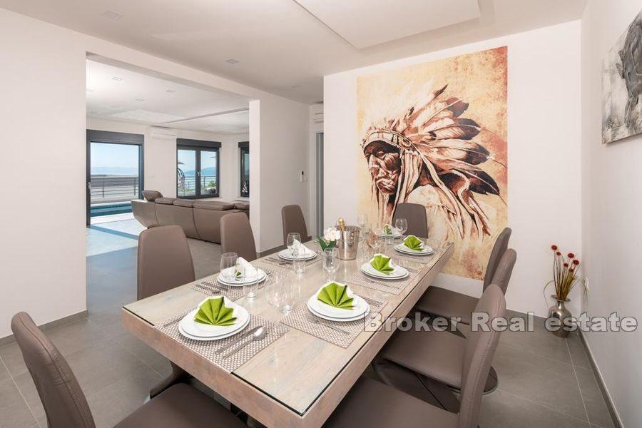 Villa con piscina e vista mare