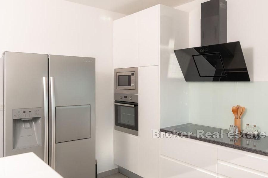 Villa con piscina e vista mare