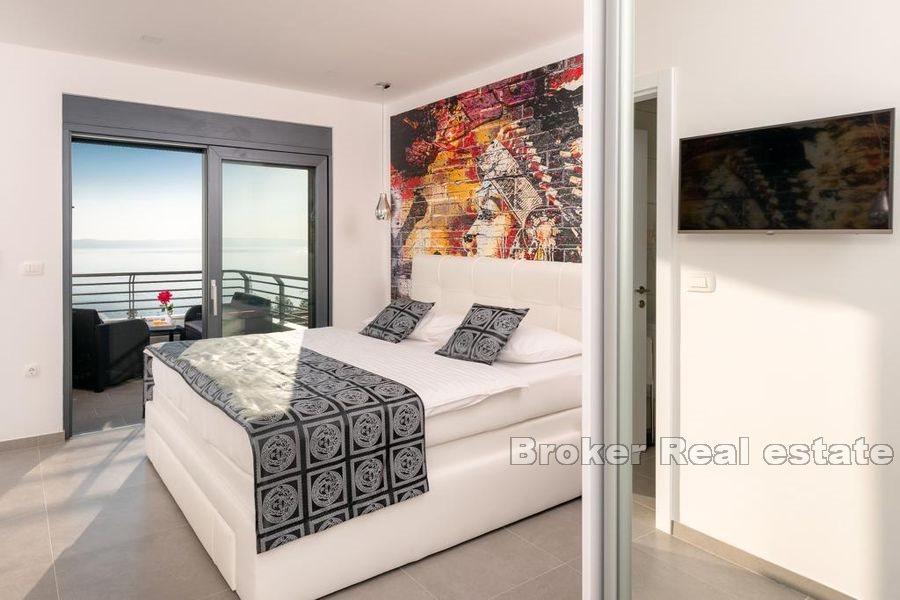 Villa con piscina e vista mare