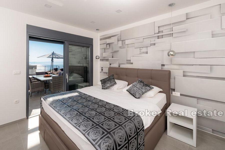 Villa med basseng og havutsikt