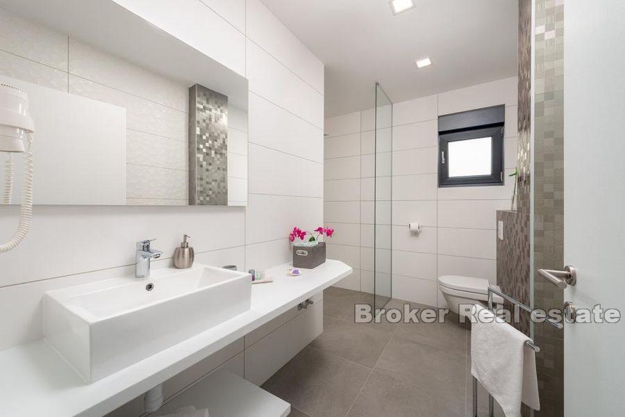 Villa con piscina e vista mare