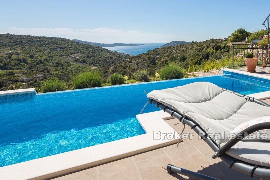 Propriété unique avec piscine et vue mer