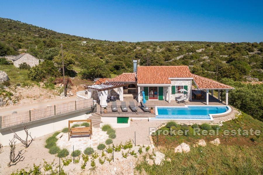 Propriété unique avec piscine et vue mer