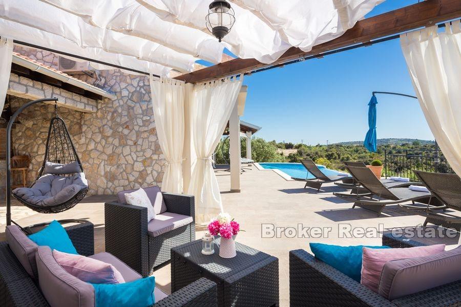 Propriété unique avec piscine et vue mer
