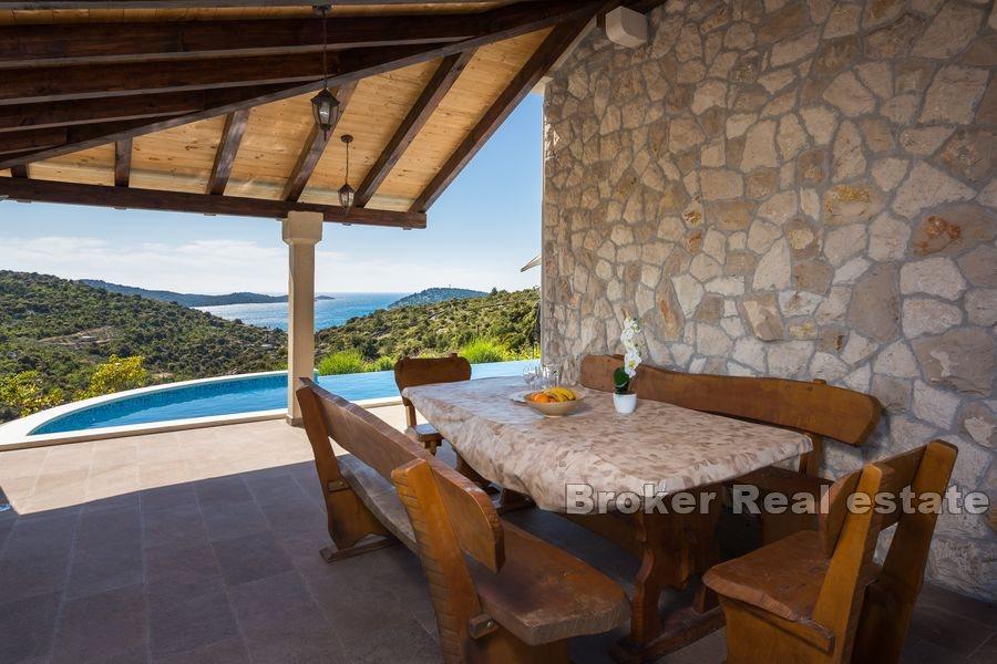 Propriété unique avec piscine et vue mer