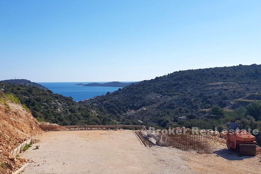 House with pool and sea view
