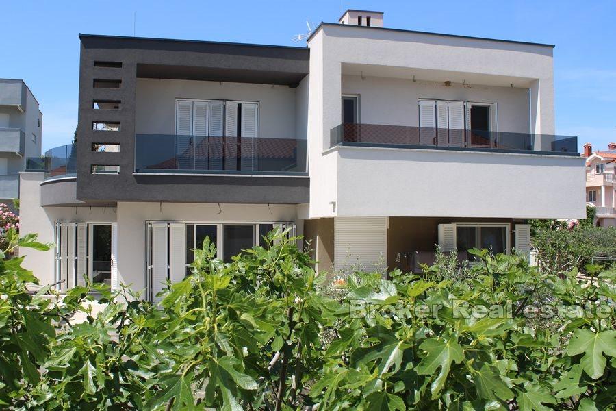Neu gebautes Haus in der Nähe des Meeres