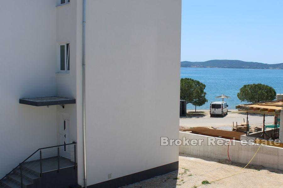 Nybygd hus nær sjøen