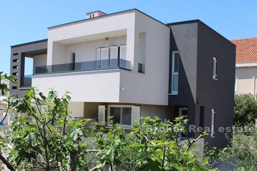 Nybygd hus nær sjøen