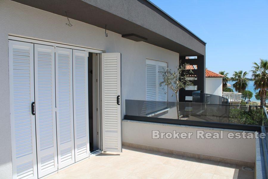 Nybygd hus nær sjøen