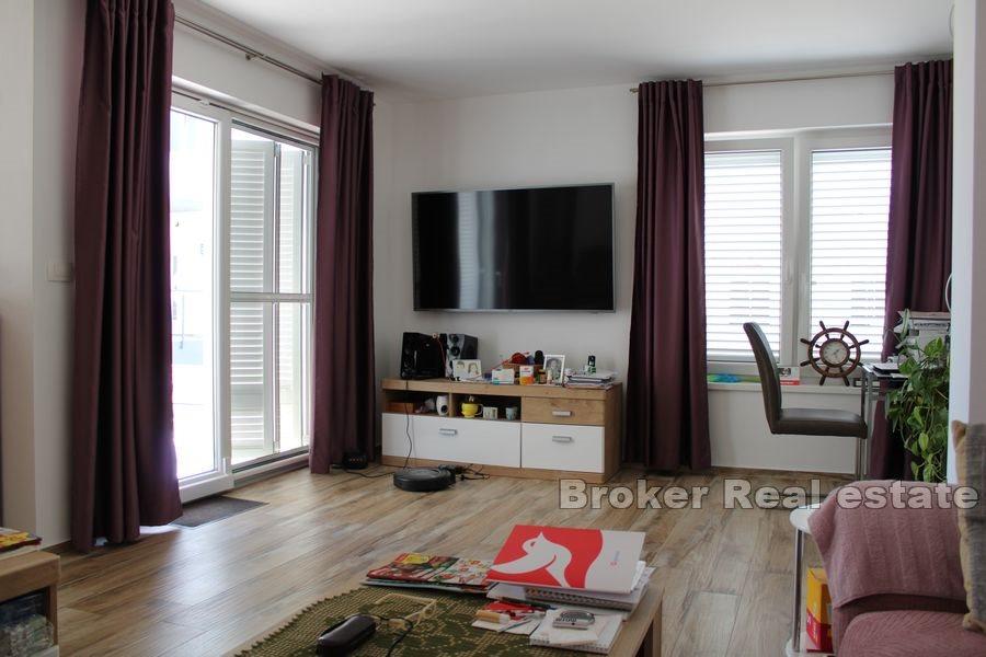 Nybygd hus nær sjøen