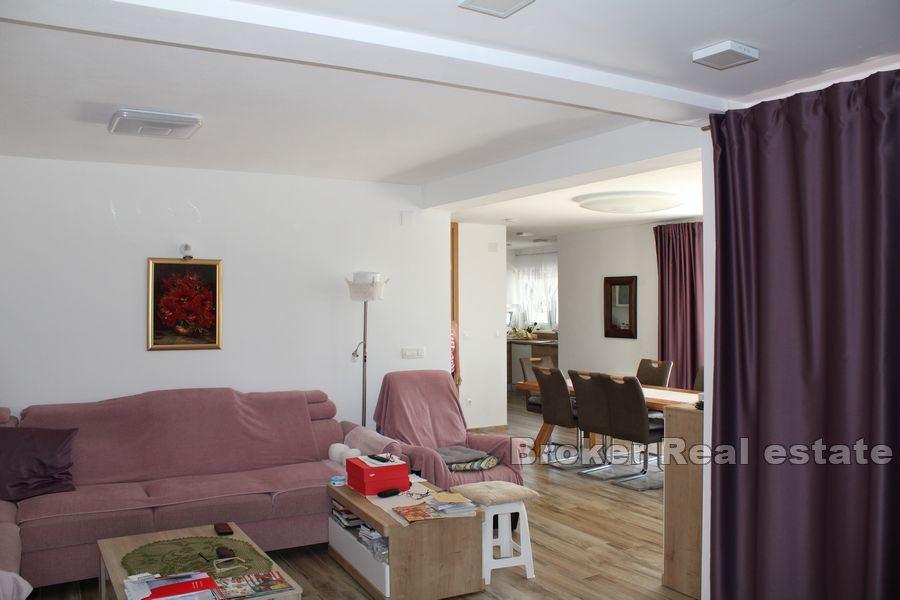 Nybygd hus nær sjøen