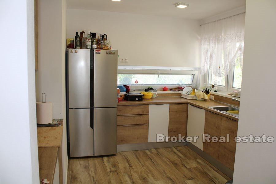 Nybygd hus nær sjøen