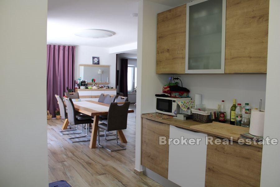 Nybygd hus nær sjøen