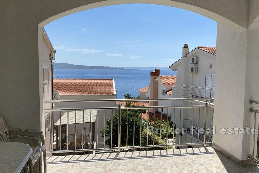 Immeuble près de la mer