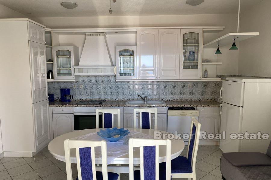 Immeuble près de la mer