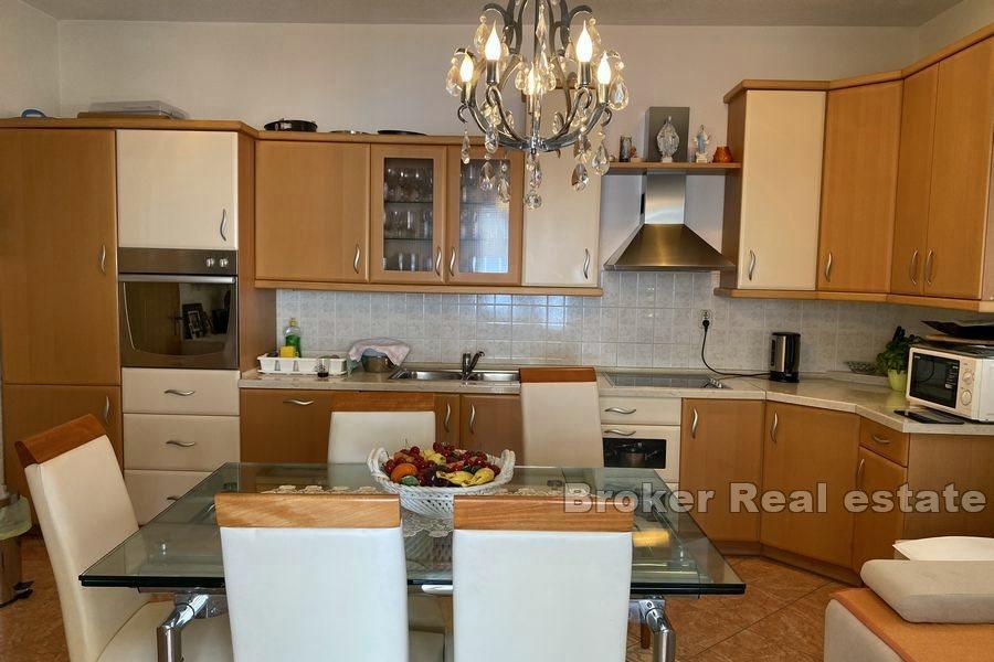 Mehrfamilienhaus in der Nähe des Meeres