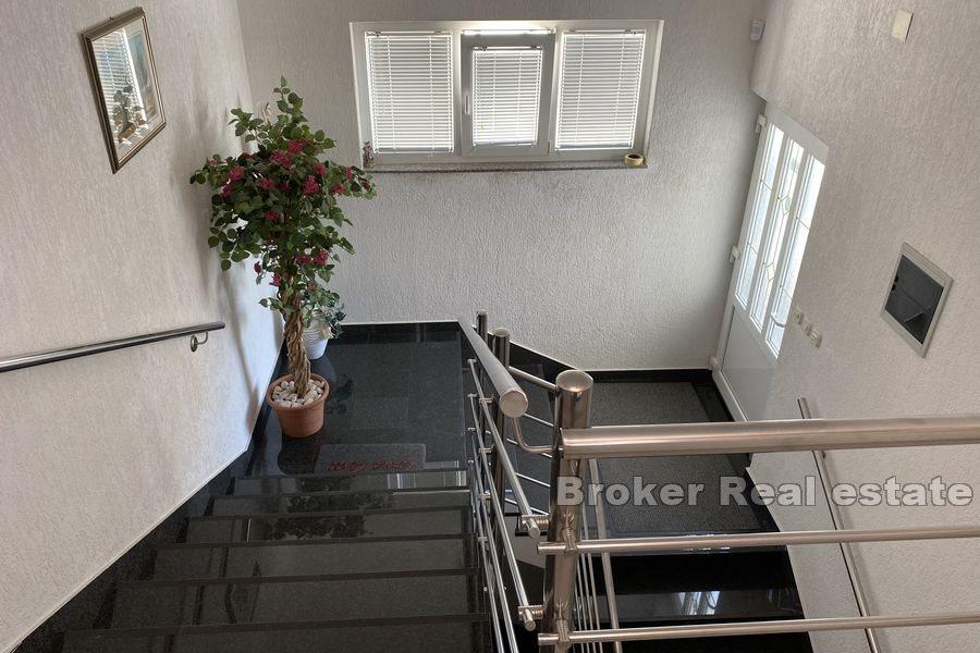 Mehrfamilienhaus in der Nähe des Meeres