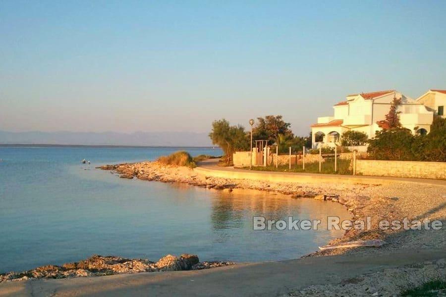 Leilighetshus første rad til sjøen