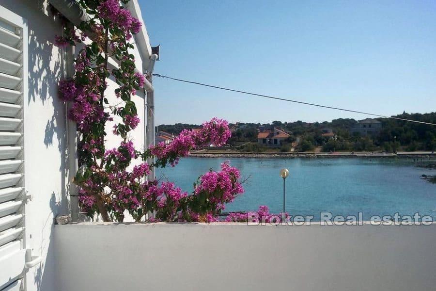 Mehrfamilienhaus erste Reihe zum Meer
