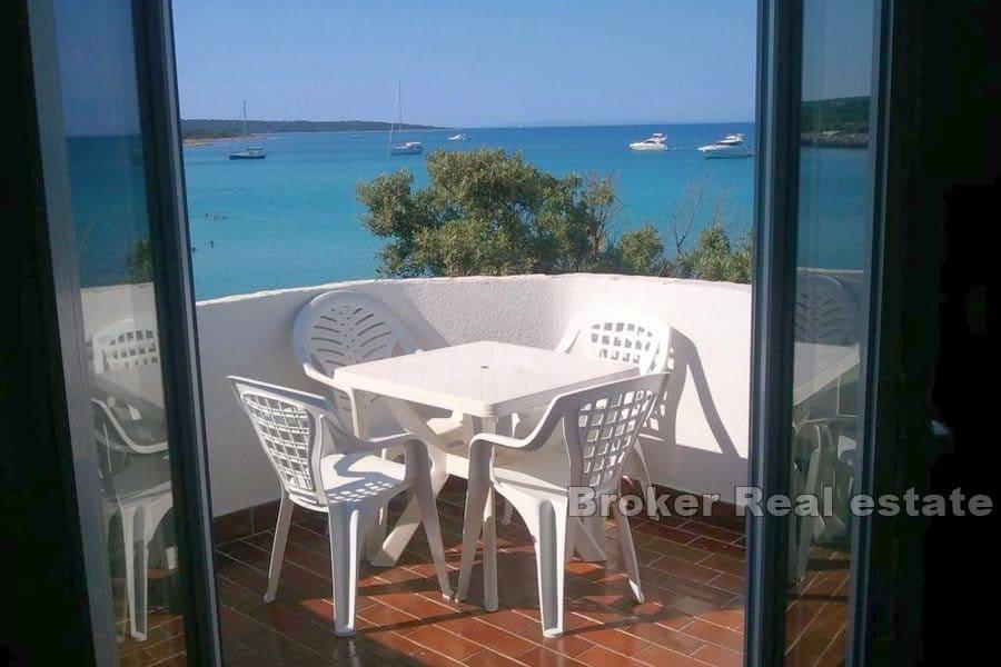 Leilighetshus første rad til sjøen